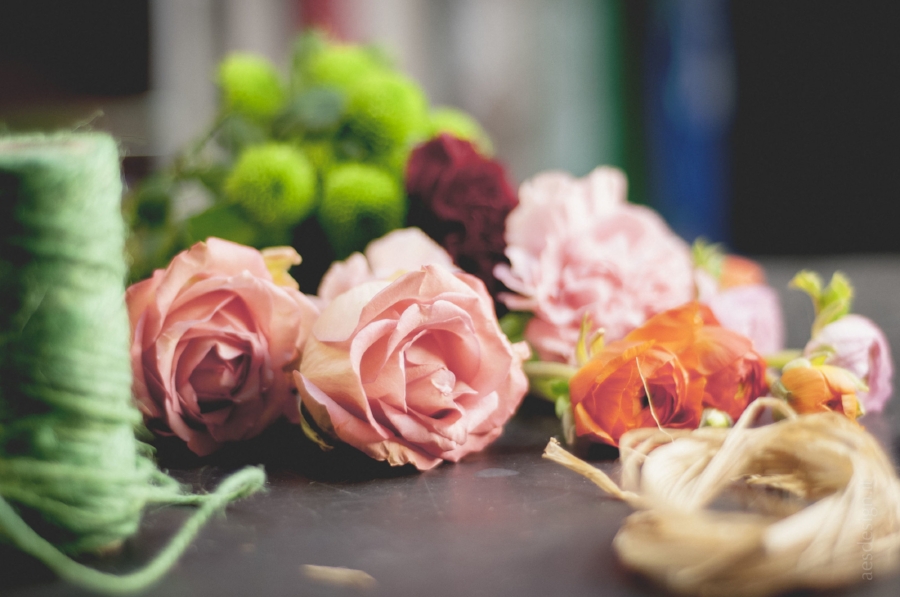 fiori-rossi-rosa-verdi-appoggiati-sul-tavolo