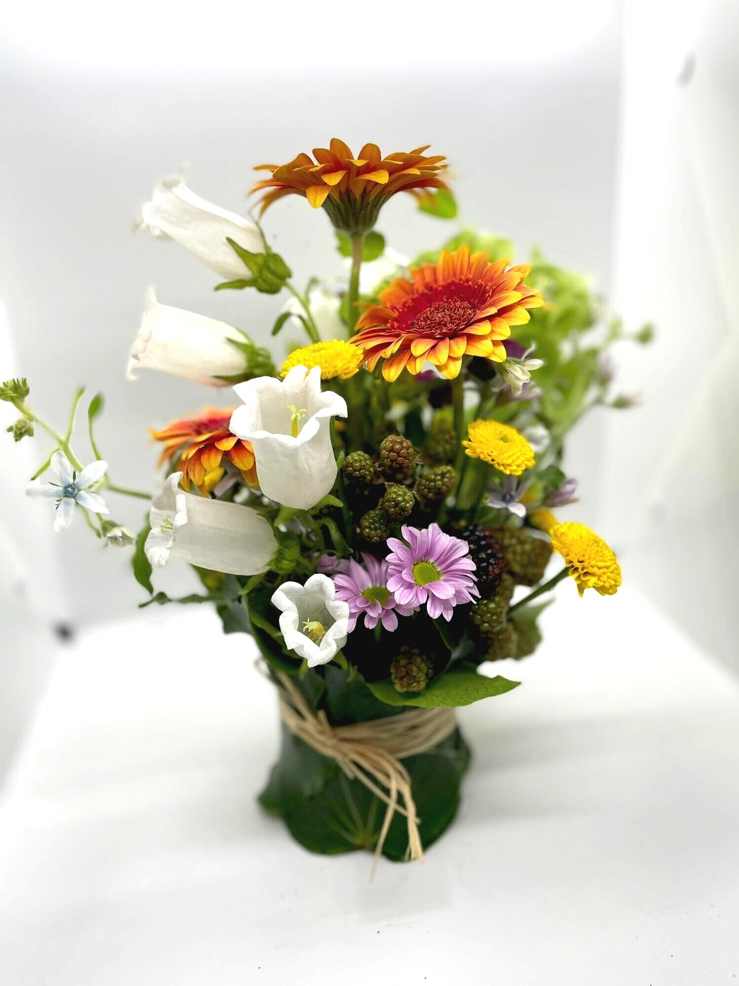 mazzo-di-fiori-arancione-bianco-viola